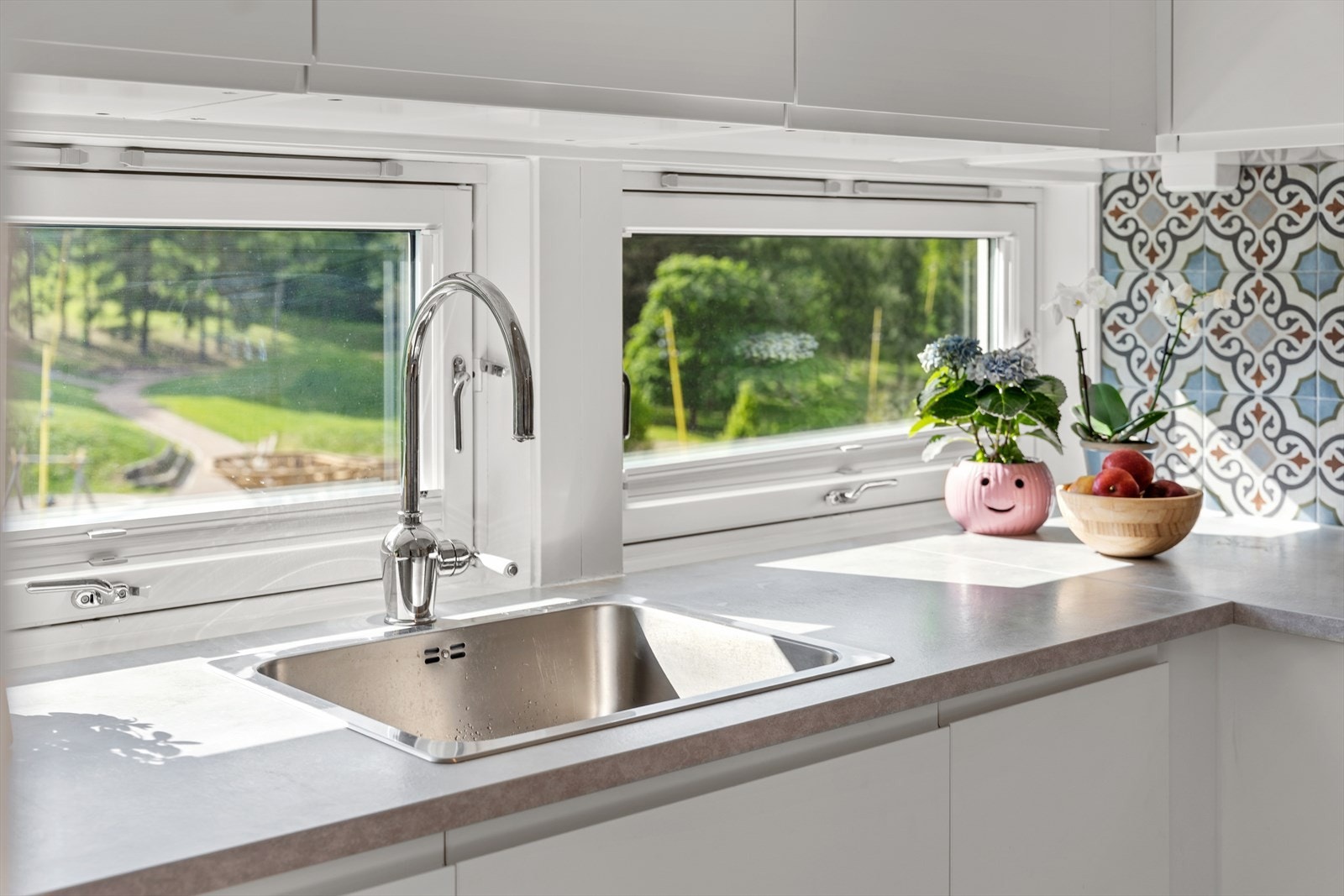 Utsikt fra kjøkken mot parken Galleribilde