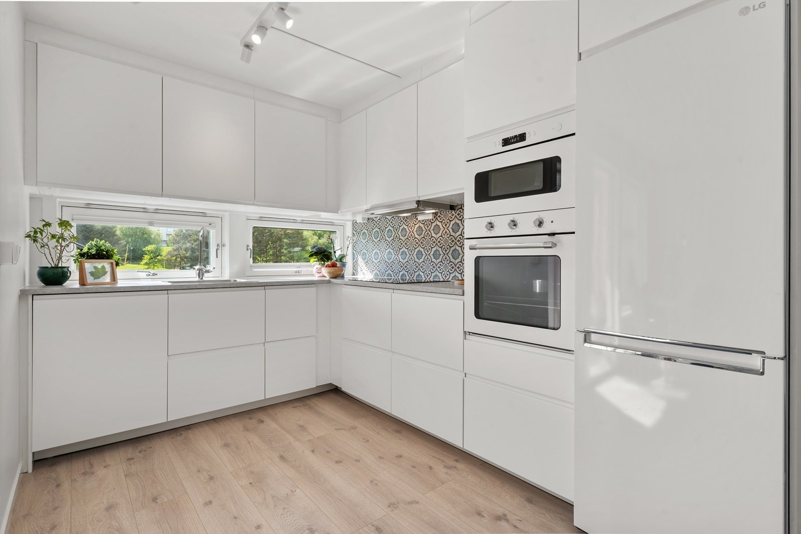 Lyst og stilren innredning i praktisk L-form. Galleribilde