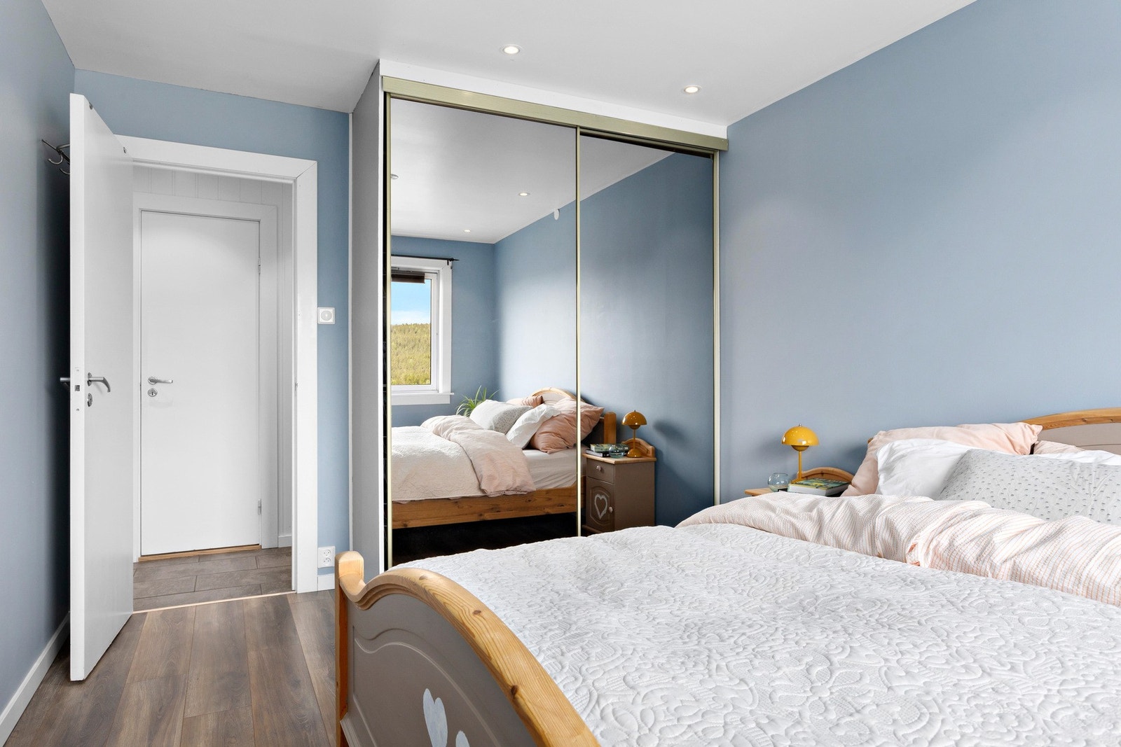 Soverommet har en praktisk garderobe for oppbevaring av klær Galleribilde