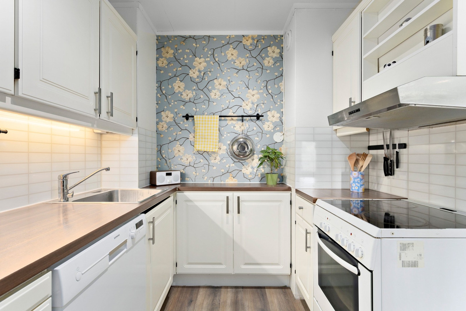 Det er godt med skap og benkeplass på kjøkkenet Galleribilde