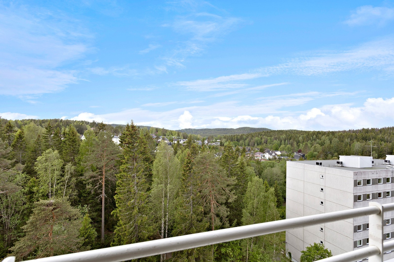 Innglasset balkong med en skjermet atmosfære - en lun forlengelse av stuen Galleribilde