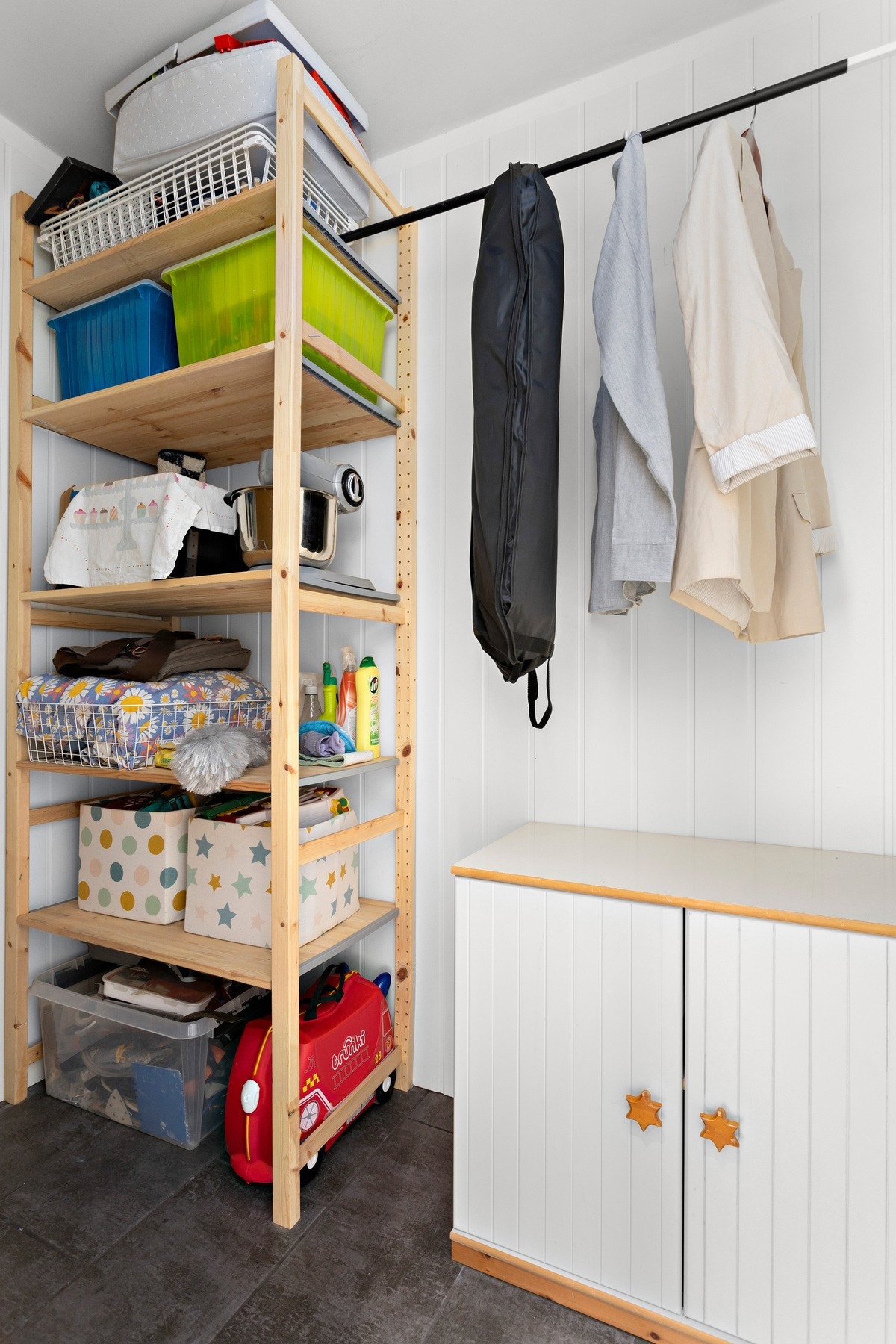 Boligen disponerer en innvendig bod i tilknytning til gangen Galleribilde