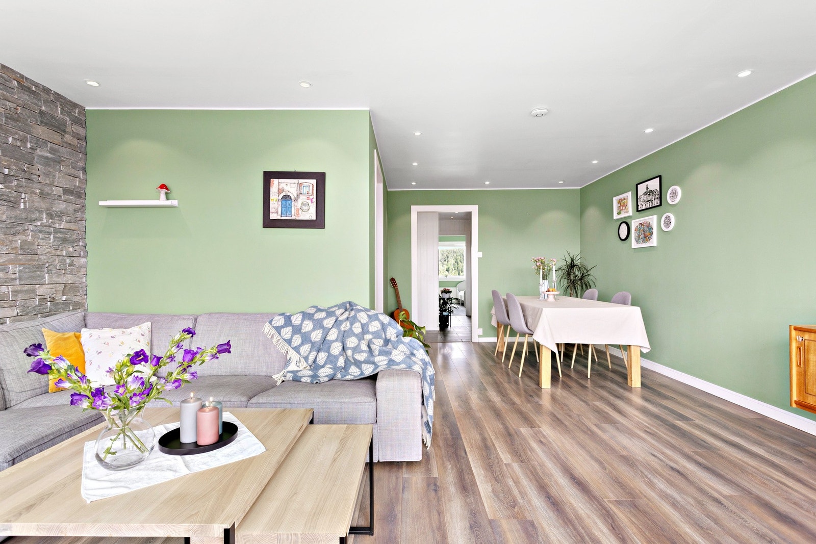 Lys og luftig stue av god størrelse med flere møbleringsmuligheter Galleribilde