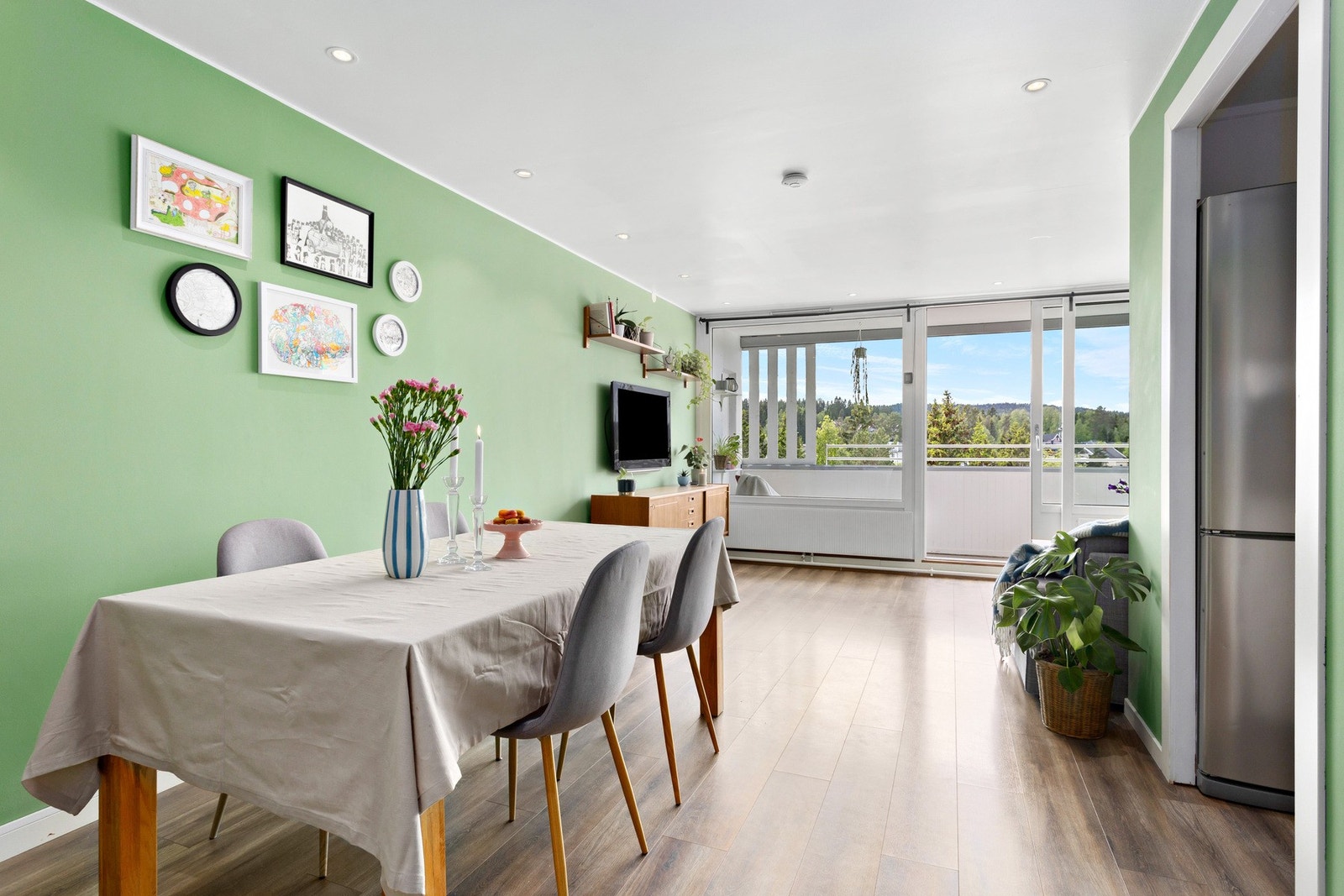 Lys spiseplass med naturlig tilknytning til kjøkkenet - perfekt til hverdags og selskap Galleribilde