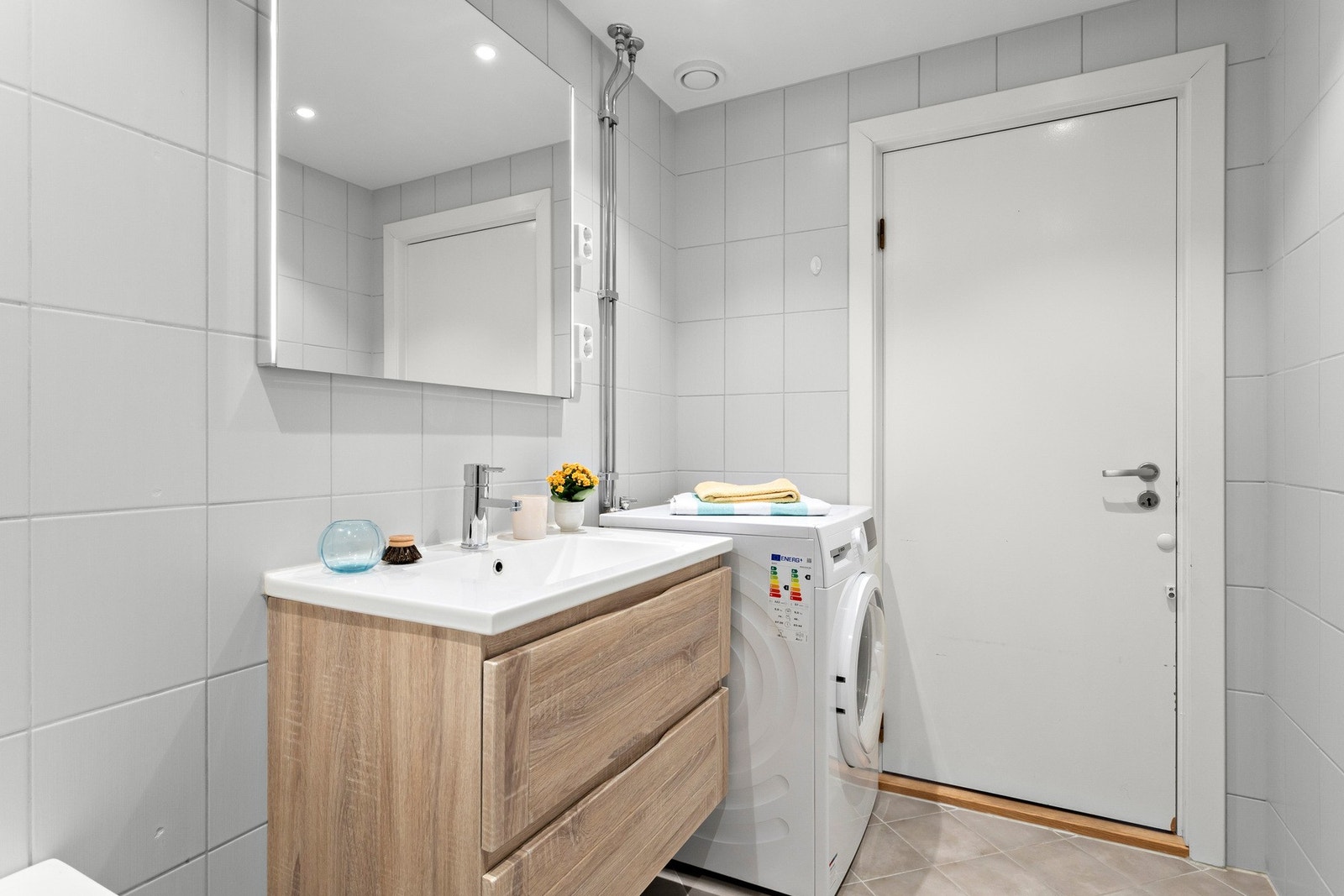 Pent, fllislagt bad med gulvvarme. Badet har opplegg for vaskemasikn Galleribilde