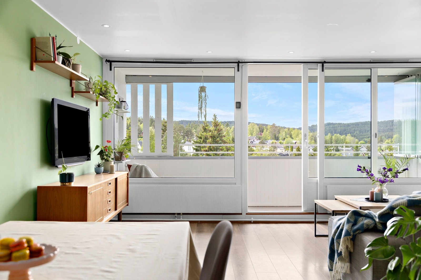 De store vindusflatene slipper inn rikelig med lys og skaper en herlig atmosfære i stuen Galleribilde