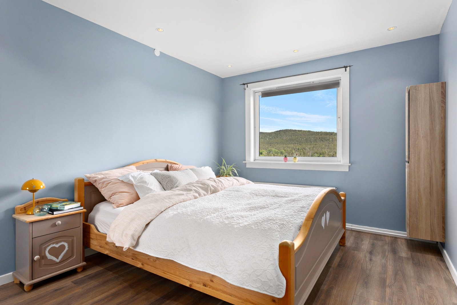 Romslig hovedsoverom med god plass til dobbeltseng med tilhørende nattbord Galleribilde