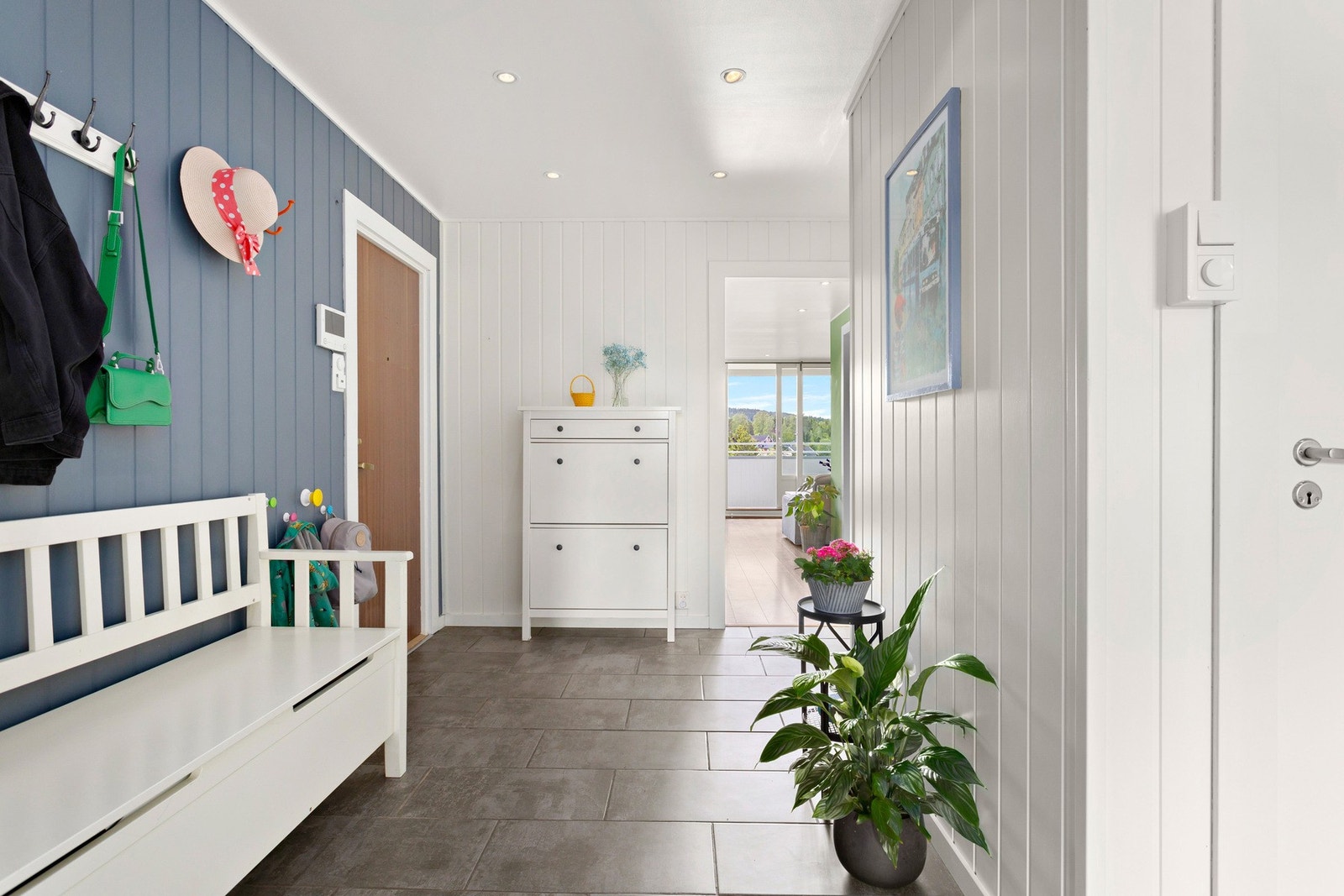 Meget innbydende inngangsparti som gir leiligheten et meget godt førsteinntrykk. Her er det godt å komme hjem, eller å ønske gjester velkommen. Galleribilde