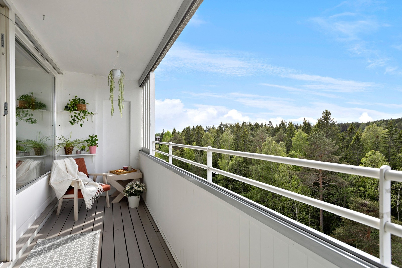 Den innglassede balkongen er på 8m2 og har en rekke møbleringsmuligheter Galleribilde