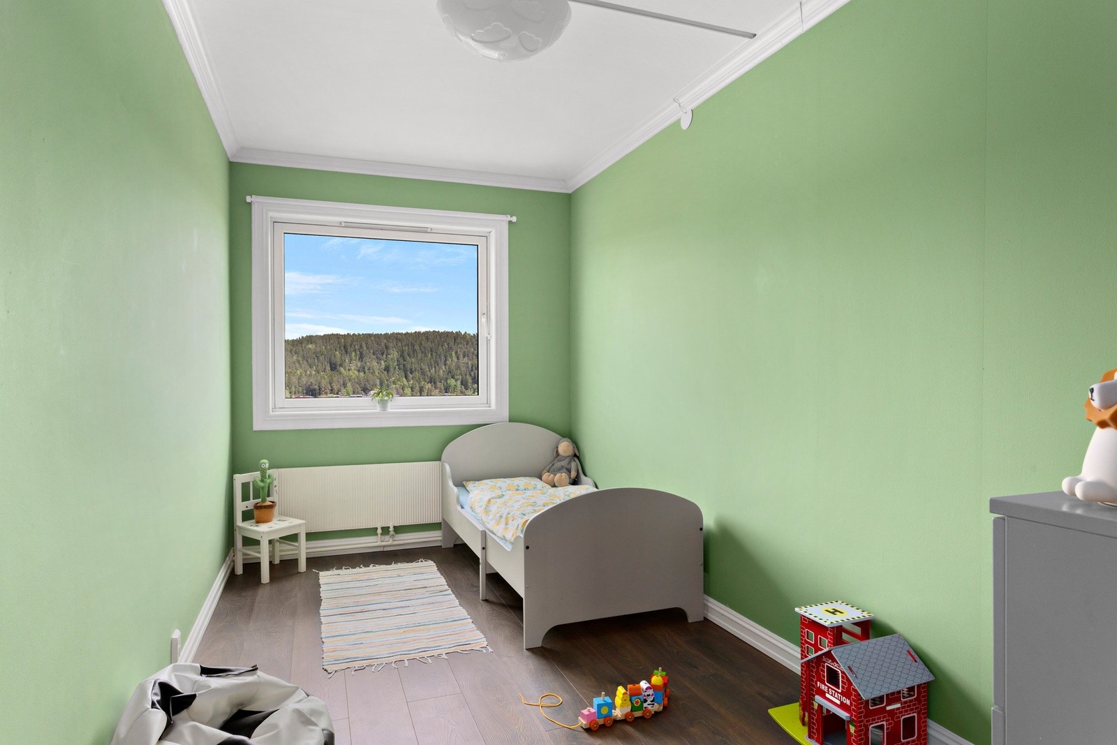 Soverom 2 er av god størrelse og passer ypperlig som barnerom, gjesterom eller kontor. Alt etter behov! Galleribilde