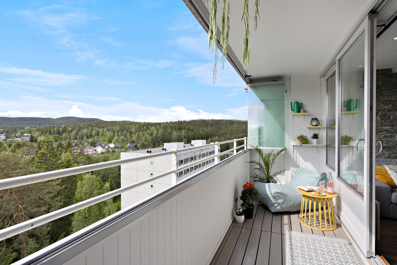 Balkongen oppleves meget usjenerende uten innsyn og har en fantastisk utsikt over nærområdet og markas grønne omgivelser Galleribilde