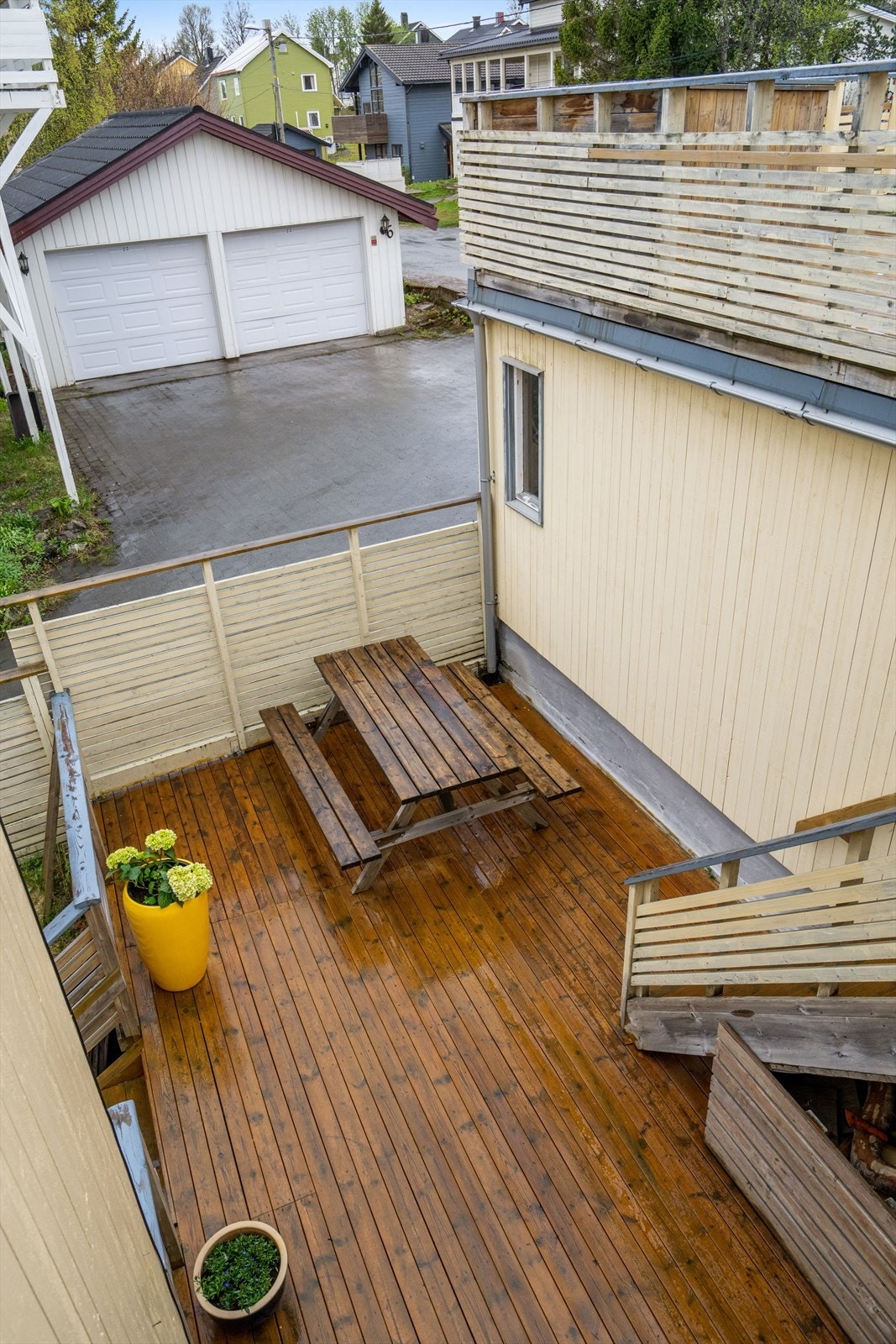Boligen har en flott terrasse mellom hus og garasje, trapp opp til balkong og tak av garasje. Galleribilde