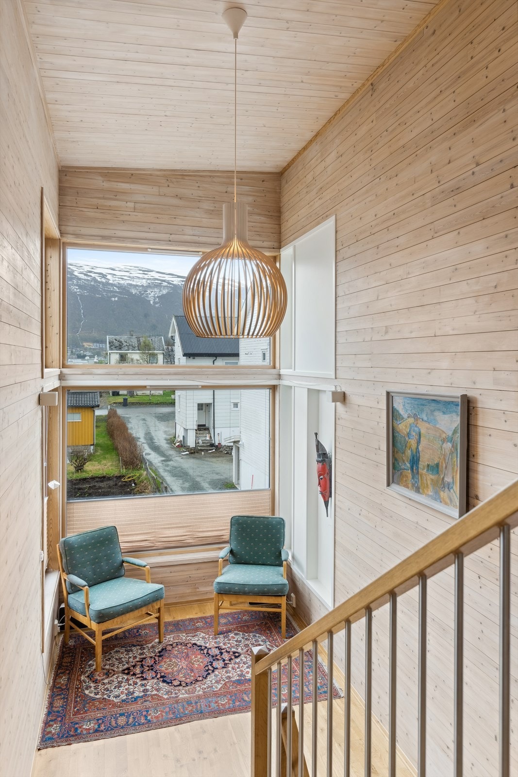 På øverste plan er det 3 stk romslig soverom, gang, bad, bod utgang til balkong. Galleribilde