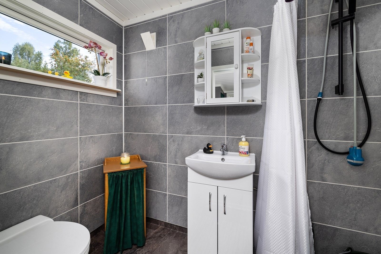 Hyttebad med dusj og snurredass fra 2020. Galleribilde