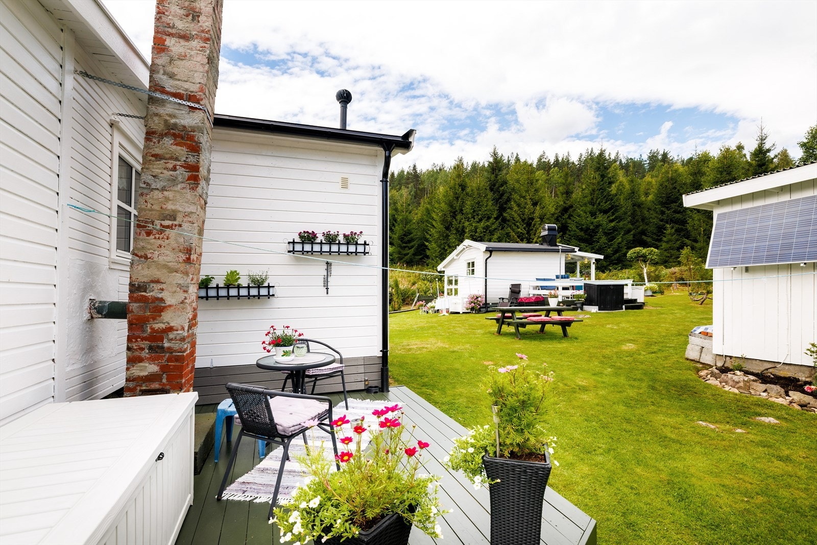 Hytta har solcellepanel m styringstavle og batteri fra 2019. Galleribilde