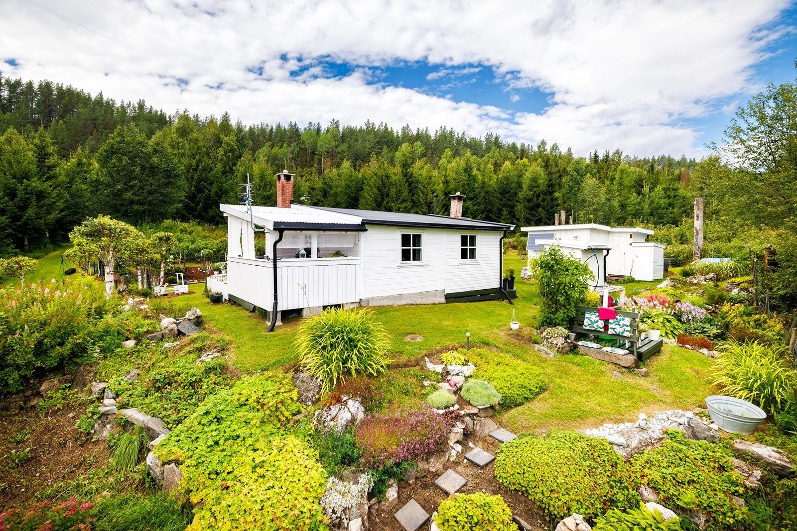 Meget pent opparbeidet hage som er utnyttet til det fulle. Galleribilde