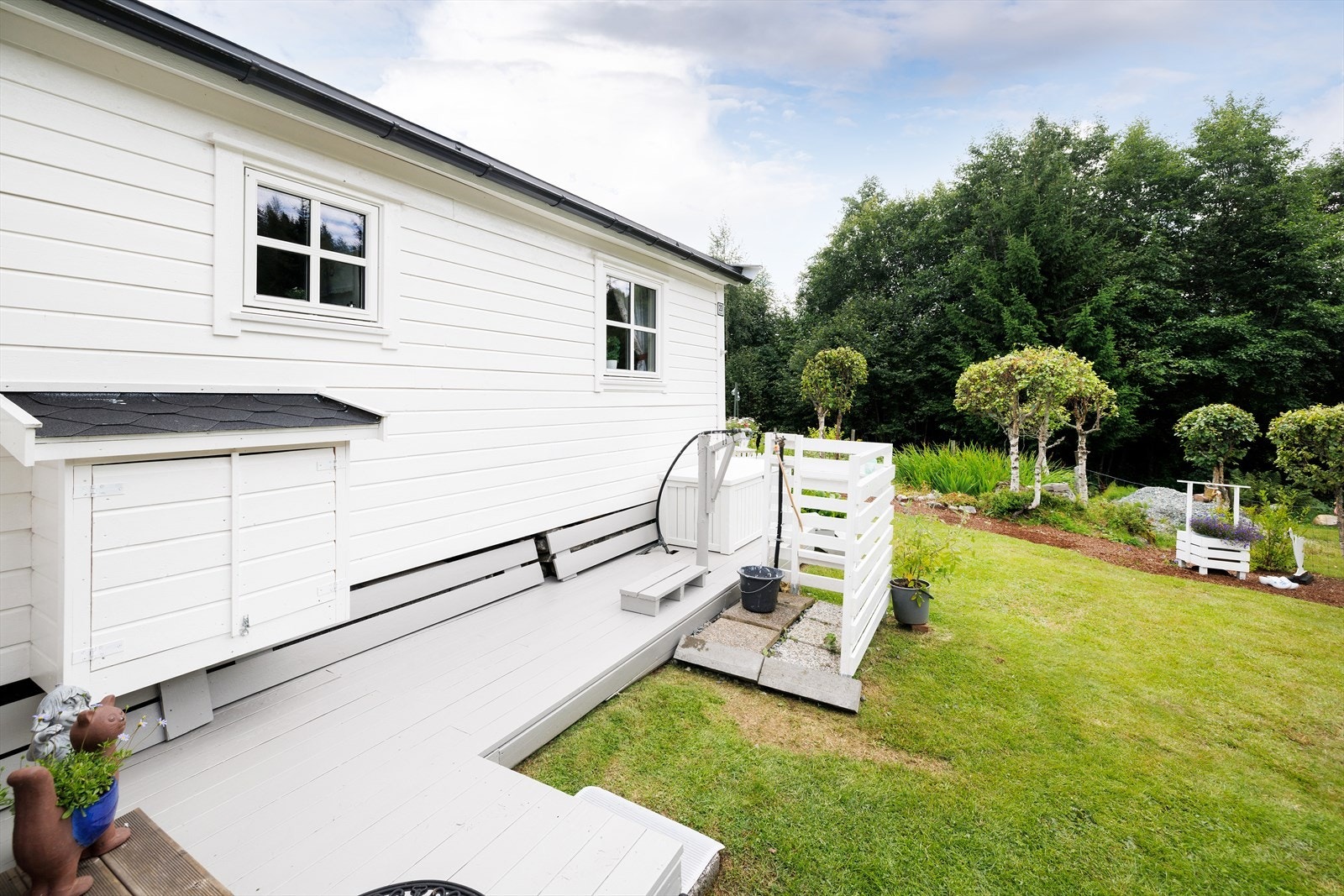 Sommervann fra badetjern i nærheten. Enkel brønn på området. Borrevann fra 2020 m elektrisk pumpe, drives av aggregat. Egen vannpost for disse. Galleribilde