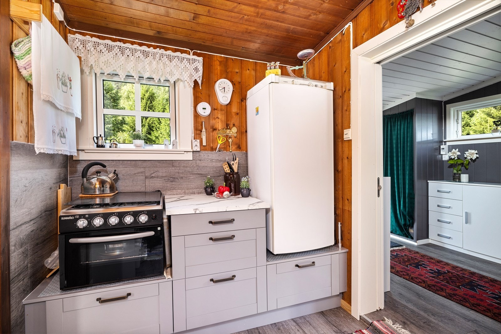 Hytta har nye vinduer fra 2018. Galleribilde