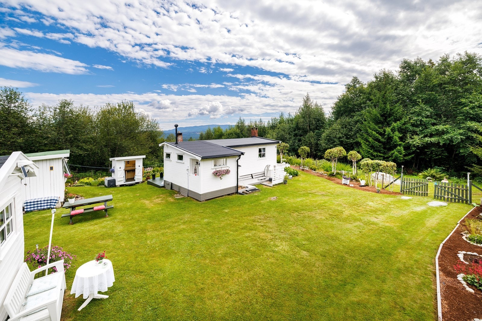 Hyggelig og pent opparbeidet tomt. Galleribilde