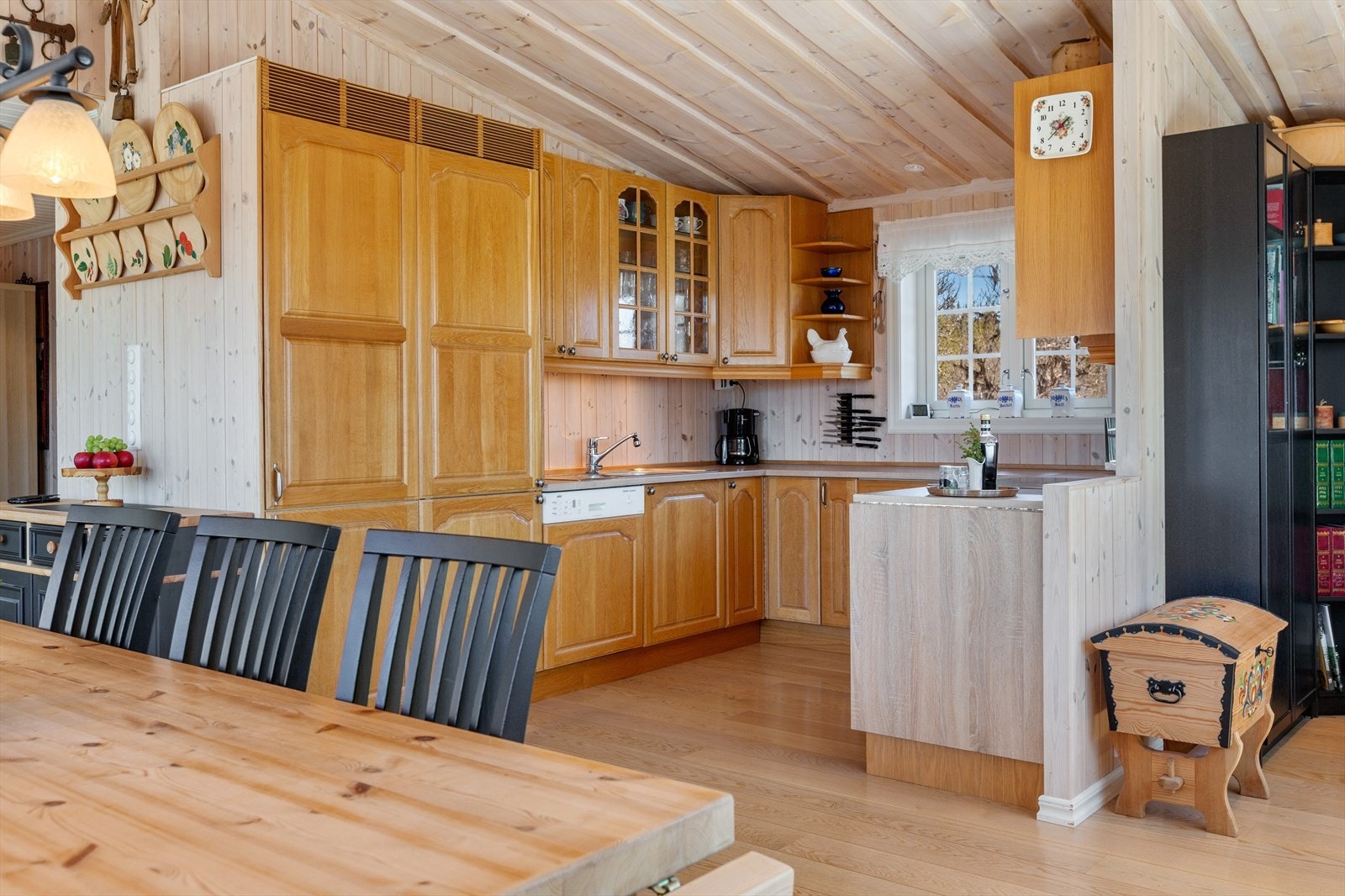 Kjøkkeninnredning i folierte plater og profilerte fronter i heltre eik. Galleribilde