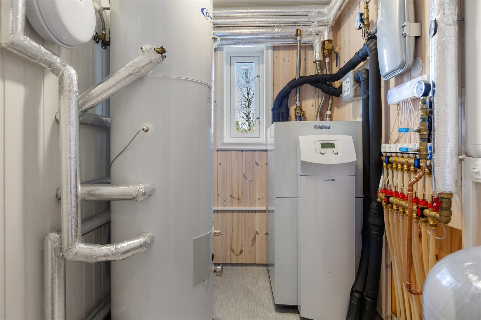 Vannboren varme i 1.etasje, varmesløyfer med styring plassert i teknisk rom med termostater. Sikringsskap med automatsikringer plassert i teknisk rom. Galleribilde