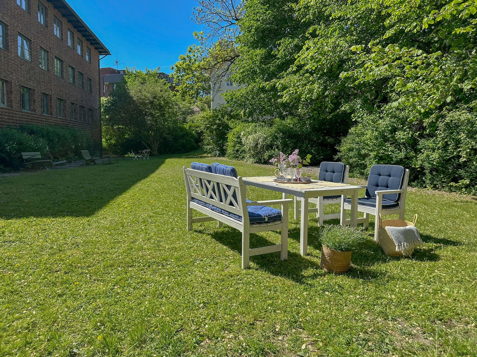 Sameiet har en pent opparbeidet bakgård med flere sittegrupper. Galleribilde