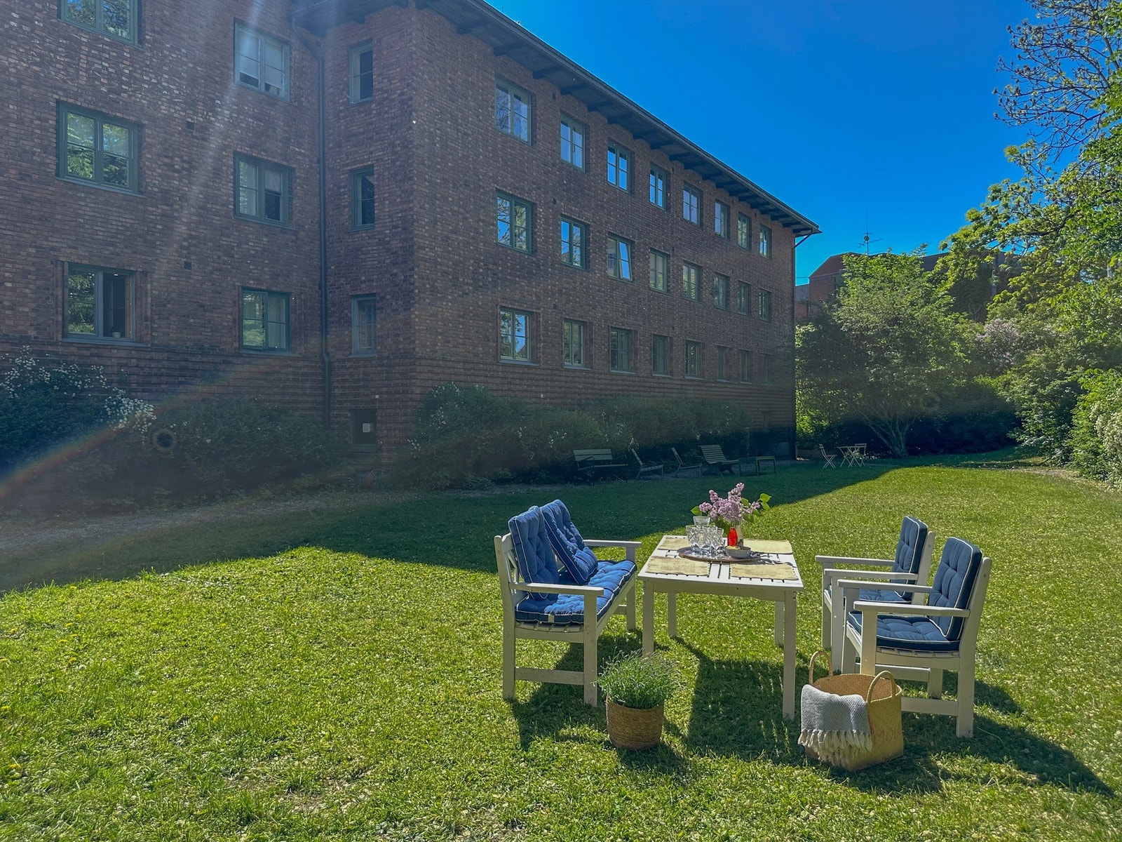 Bakgården er rolig. Galleribilde