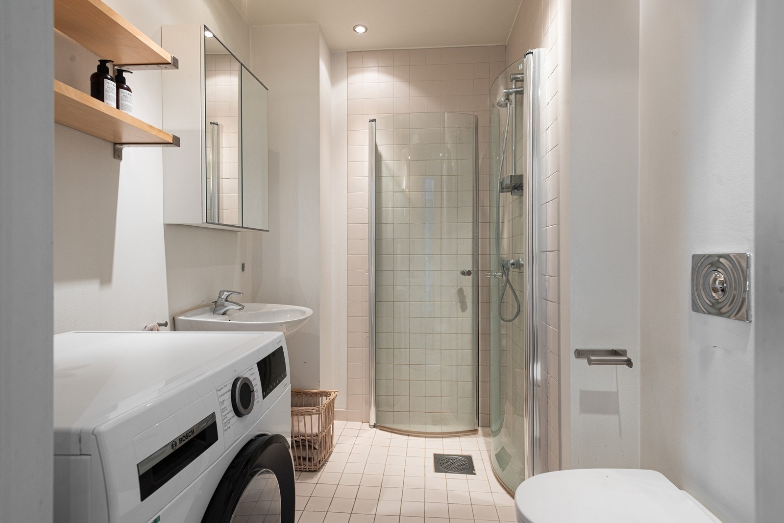 Romslig bad med dusjnisje og god plass til vaskemaskin Galleribilde