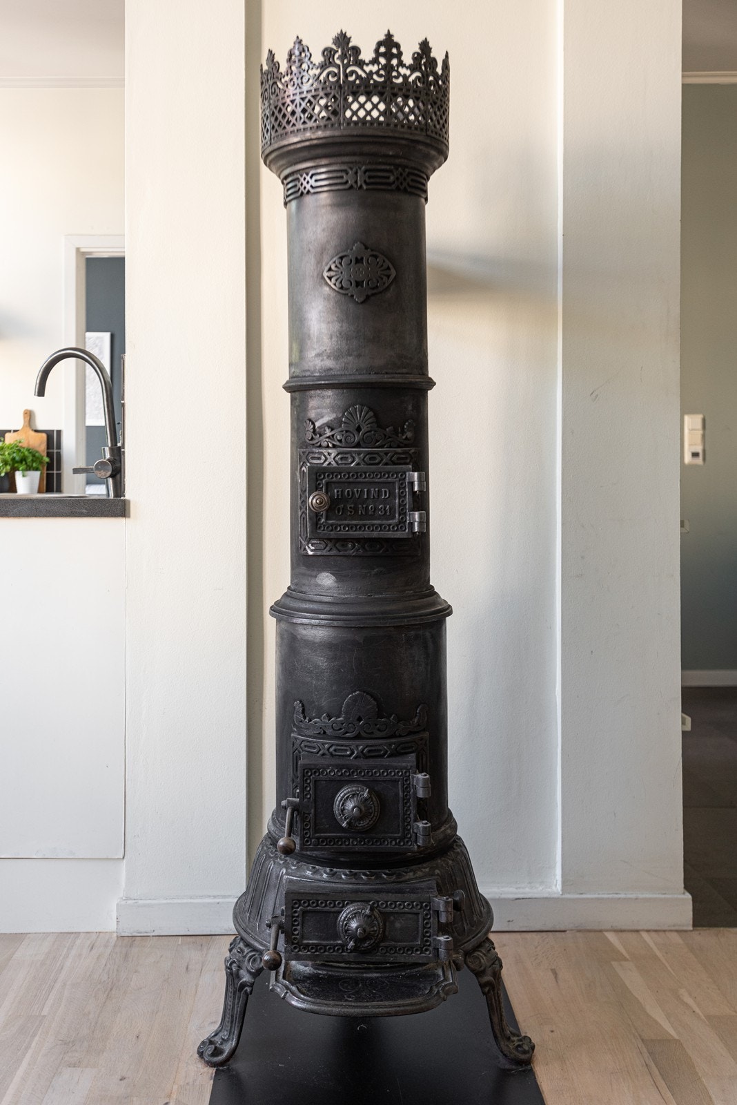 Lekre, klassiske detaljer som en flott og klassisk støpejernsovn Galleribilde