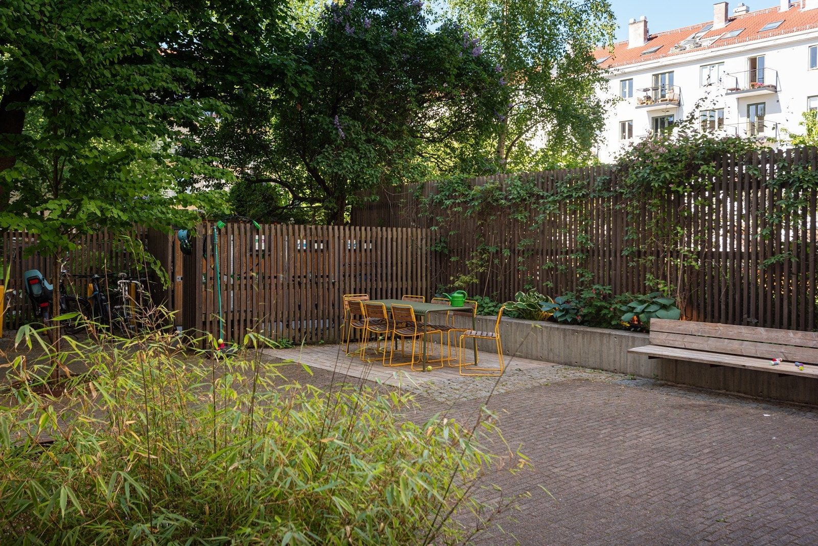 Pent opparbeidet felles bakgård med sittegrupper og benker Galleribilde