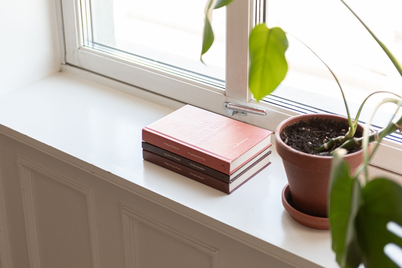 ...dype vinduskarmer og luftig takhøyde (målt til 296 cm i stuen) Galleribilde