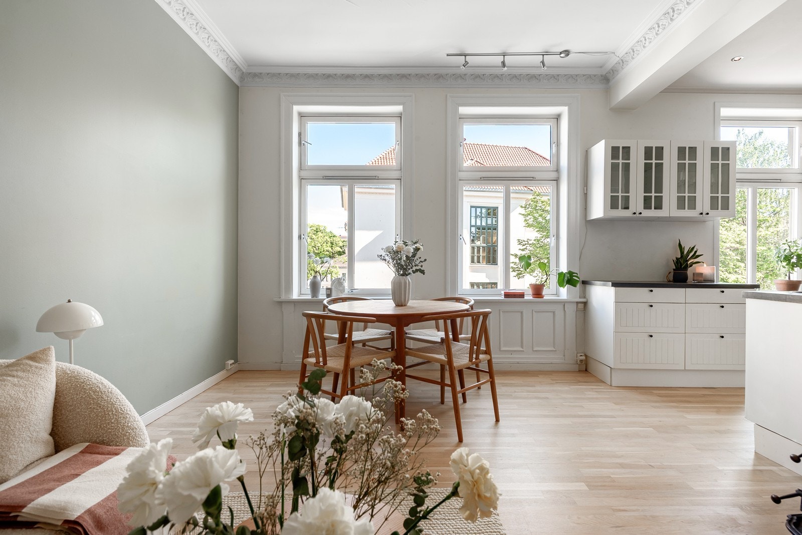 Store vindusflater med mye naturlig lys, leiligheten har hele fire vinduer og vender mot åpen skolegård/Bjølsen skole Galleribilde