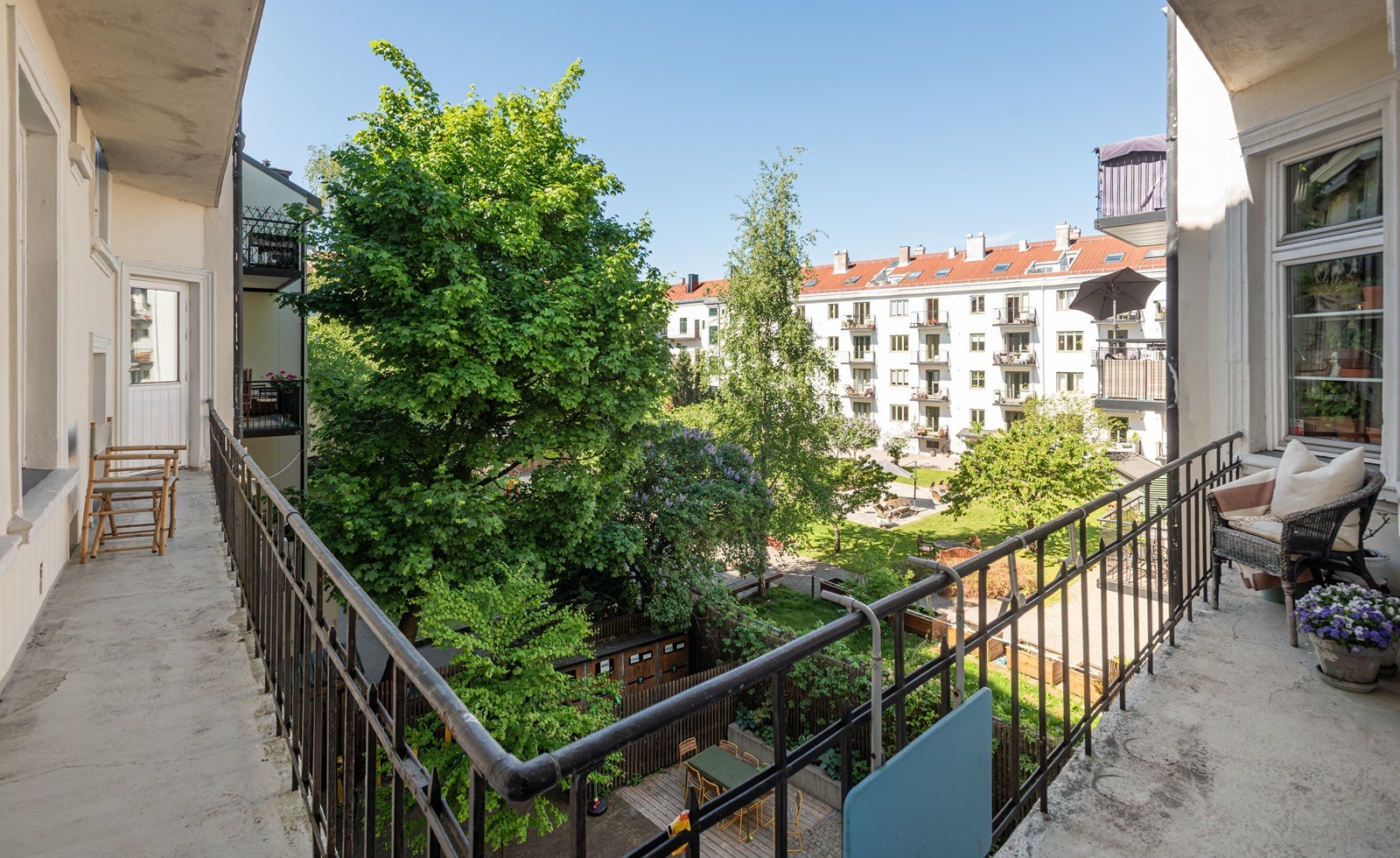 Hyggelig, felles brannbalkong ligger i samme etasje. Balkongene vender mot velholdte og parkmessig opparbeidede bakgårder og har perfekt kveldssol Galleribilde