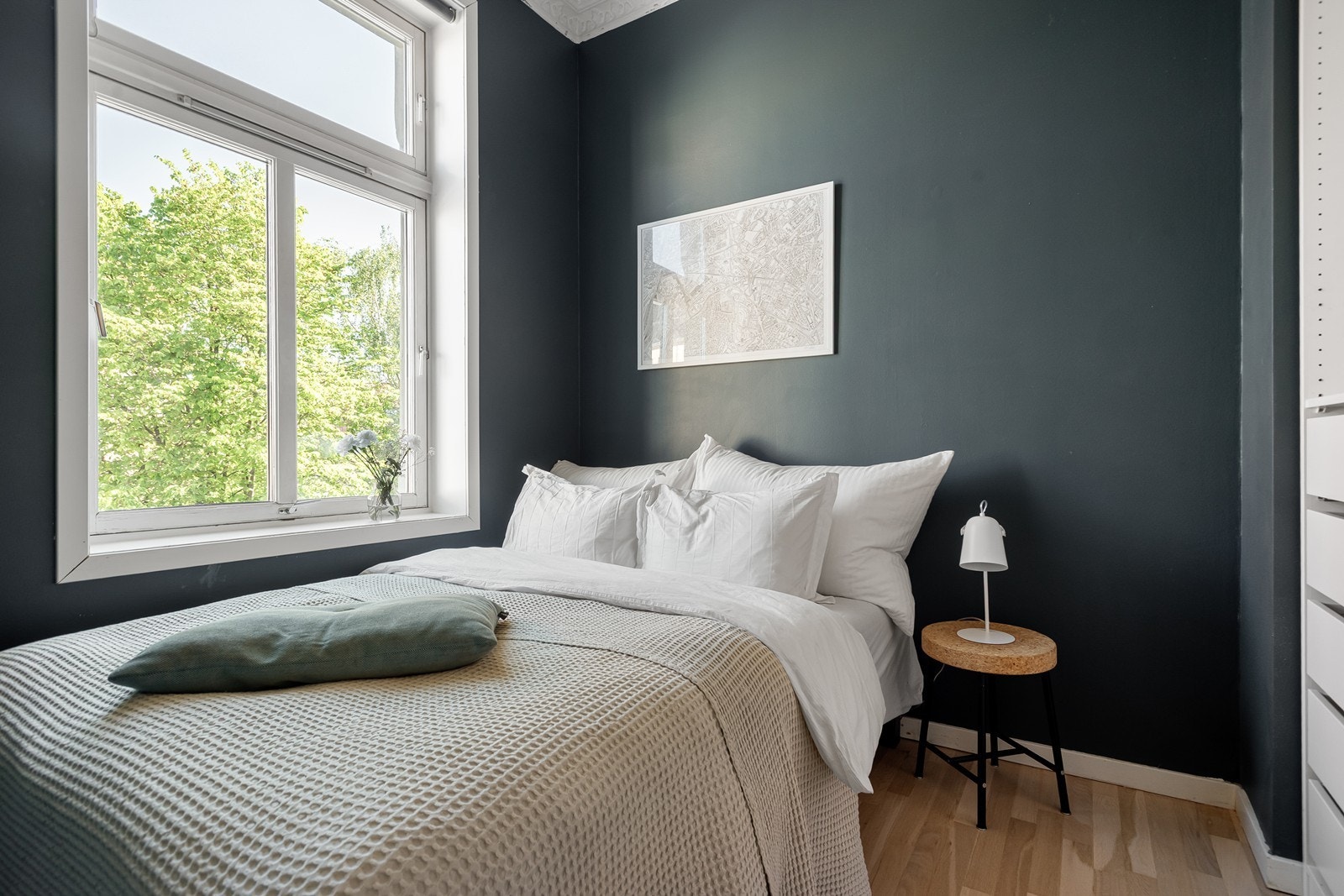 Soverom med grønt og frodig utsyn Galleribilde