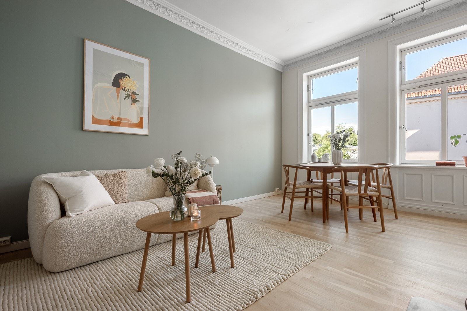 Meget sentral beliggenhet med kort avstand til alt man trenger i hverdagen. Her finner du søndagsåpne butikker og flere koselige kaféer rett rundt hjørnet. Galleribilde