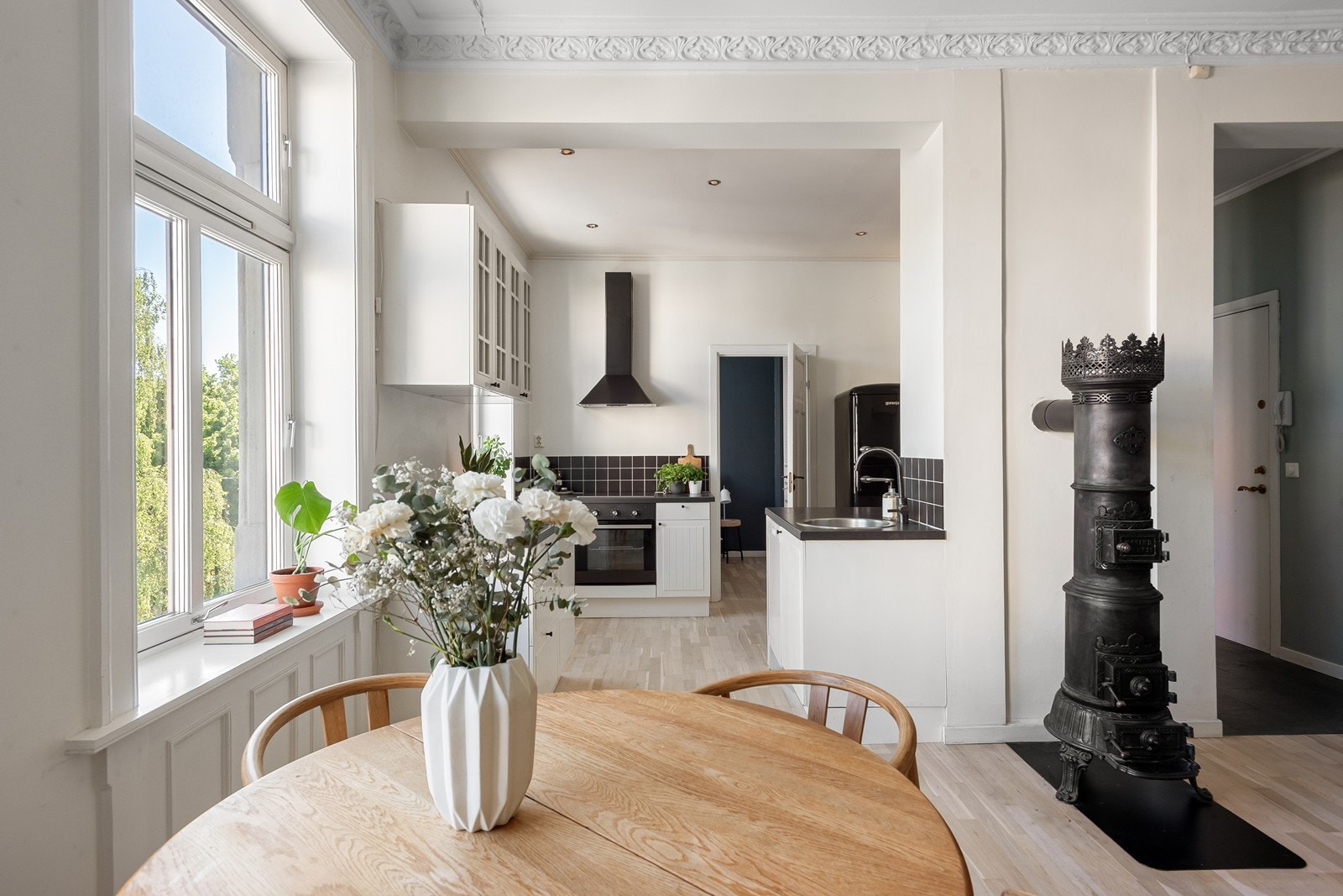 Leiligheten har store vinduer, god takhøyde (2,96m) og fremstår som lys, åpen og romslig Galleribilde