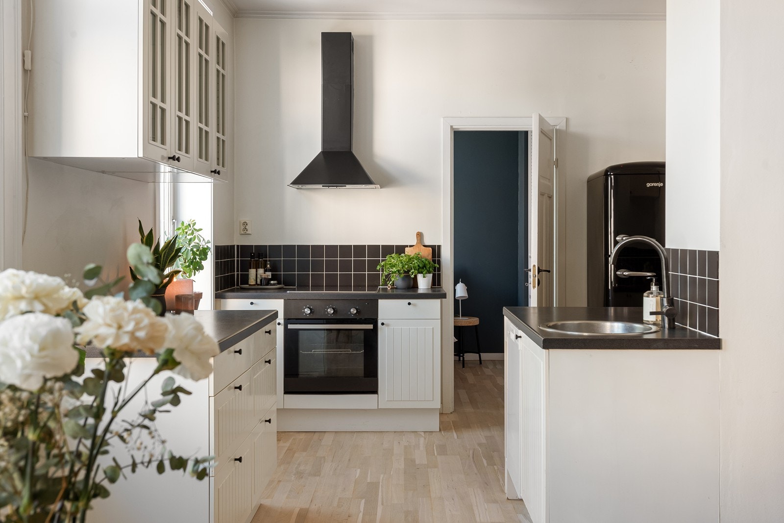 Romslig og praktisk kjøkken med masse benkeplass Galleribilde