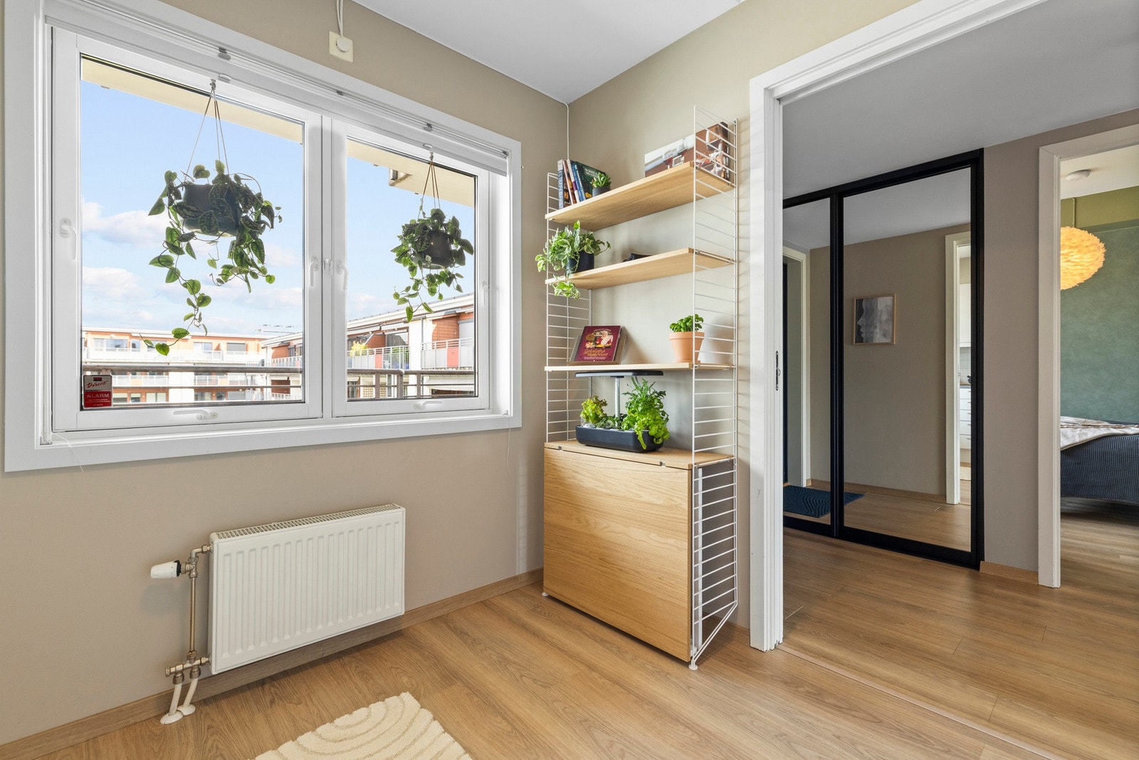 Smart og plassbesparende løsning med nedfellbart frokostbord - både praktisk og stilfullt. Denne løsningen kan bli din! Galleribilde