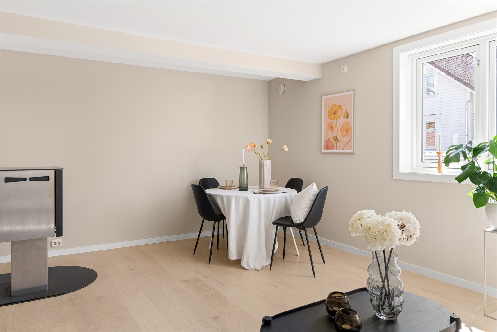 Moderne vedovn som gir lun og god varme Galleribilde