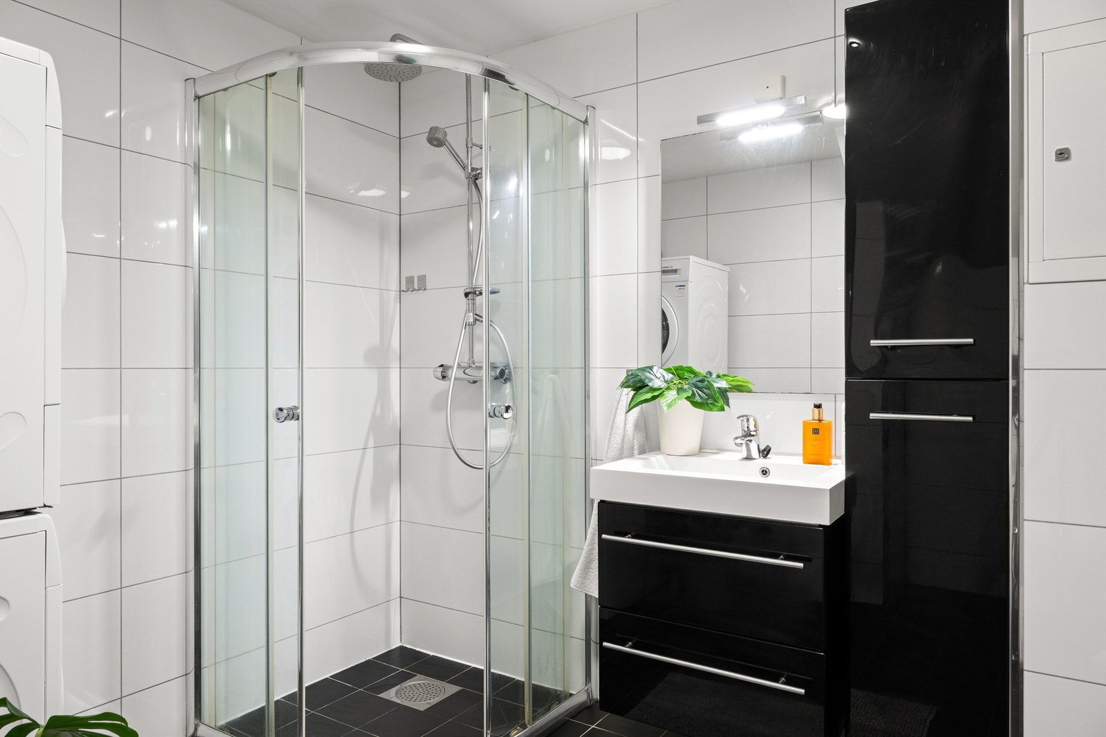 Helfliset bad med stilren innredning og varmekabler Galleribilde