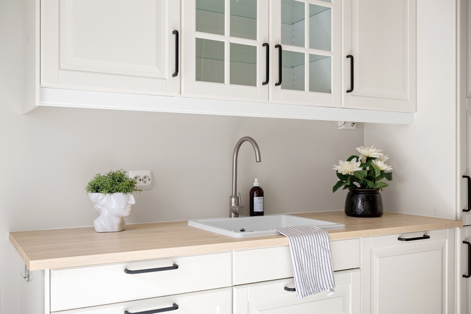 Benkeplaten er nylig skiftet i mai og kjøleskapet er fra 2023. Galleribilde