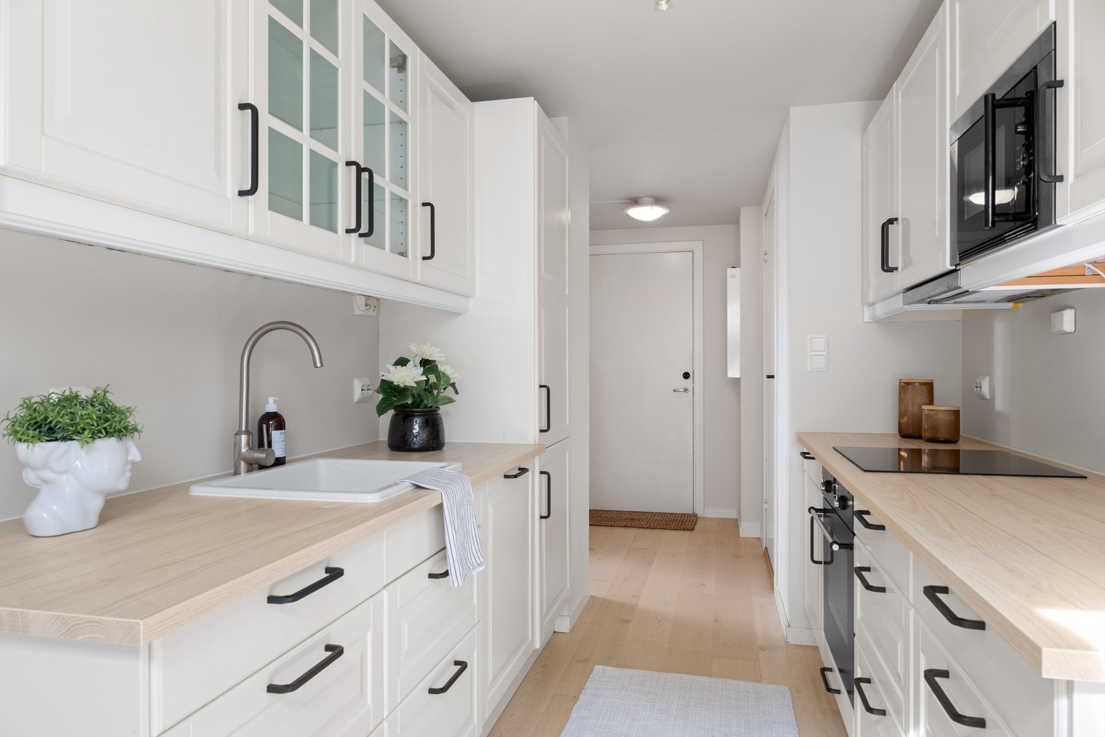 Tidløst kjøkken med god benke- og skapplass Galleribilde