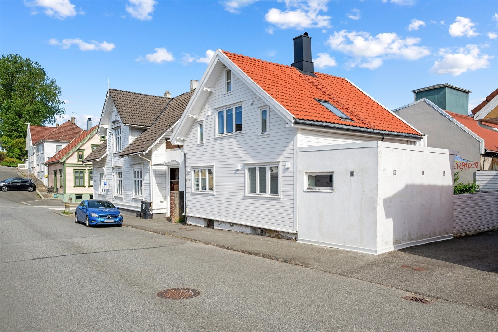 Fasaden mot veien har ny kledning og etterisolering fra 2021. Taket er fra 2007 Galleribilde