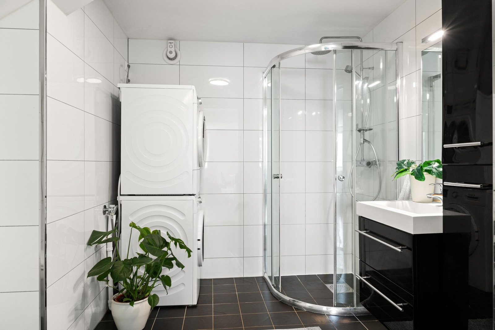 Badet er lyst og romslig, og vaskemaskin og tørketrommel medfølger handelen Galleribilde