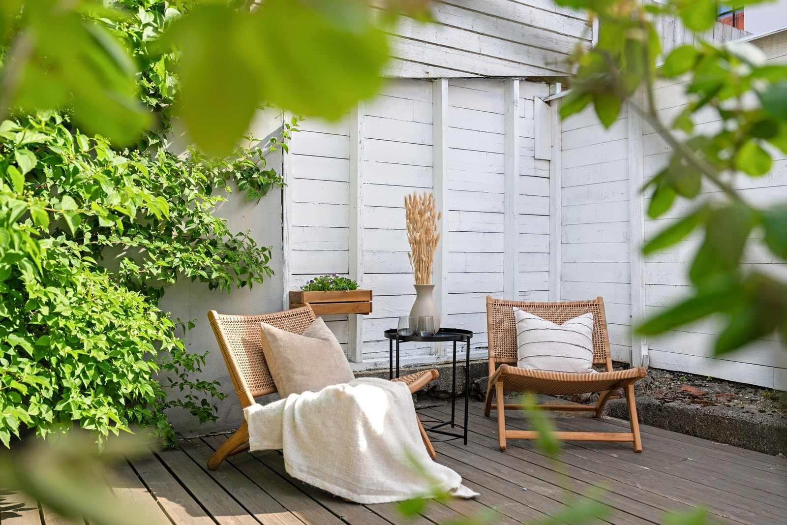 Her får man en rolig privat bakgård med lun atmosfære, et lite pusterom midt i byen Galleribilde