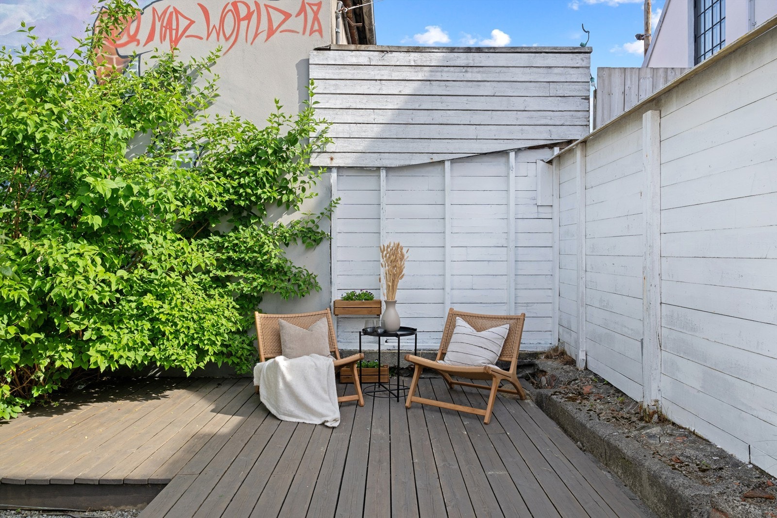 Terrassen er nybeiset, og er et hyggelig sted å nyte solfylte sommerdager Galleribilde