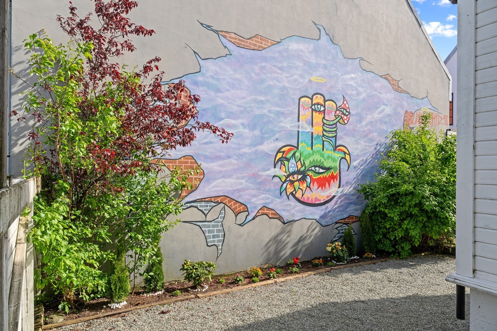 Koselig blomsterbed langs mesteparten av bakgården Galleribilde