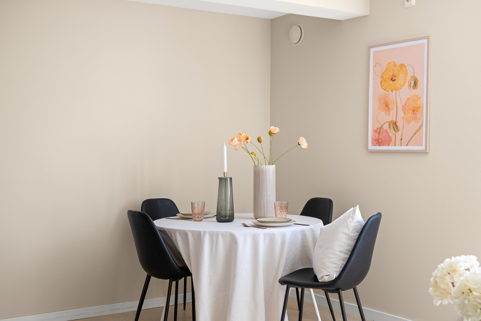 Stuen er romslig med god plass til å innrede i soner Galleribilde