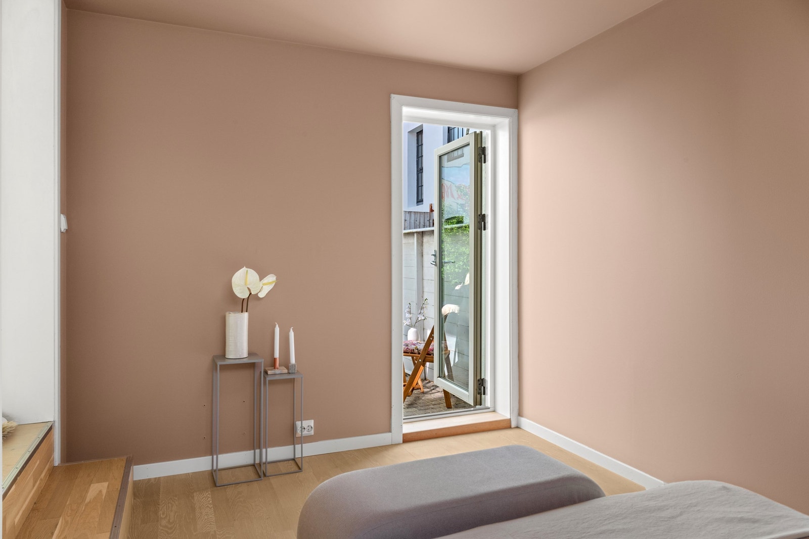 I dette soverommet i påbygget ble det lagt ny isolasjon i vegger, nytt gulv og nye veggoverflater i 2024 Galleribilde