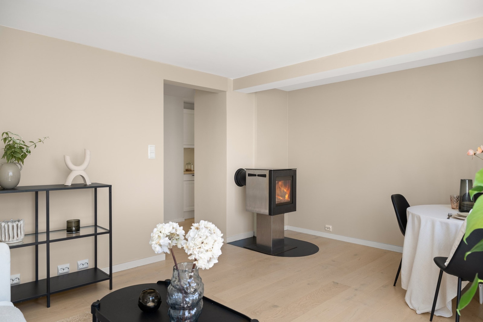 Boligen har en flott og tilbaketrukket beliggenhet i en rolig gate, samtidig som det er et par minutters gange inn til sentrum Galleribilde